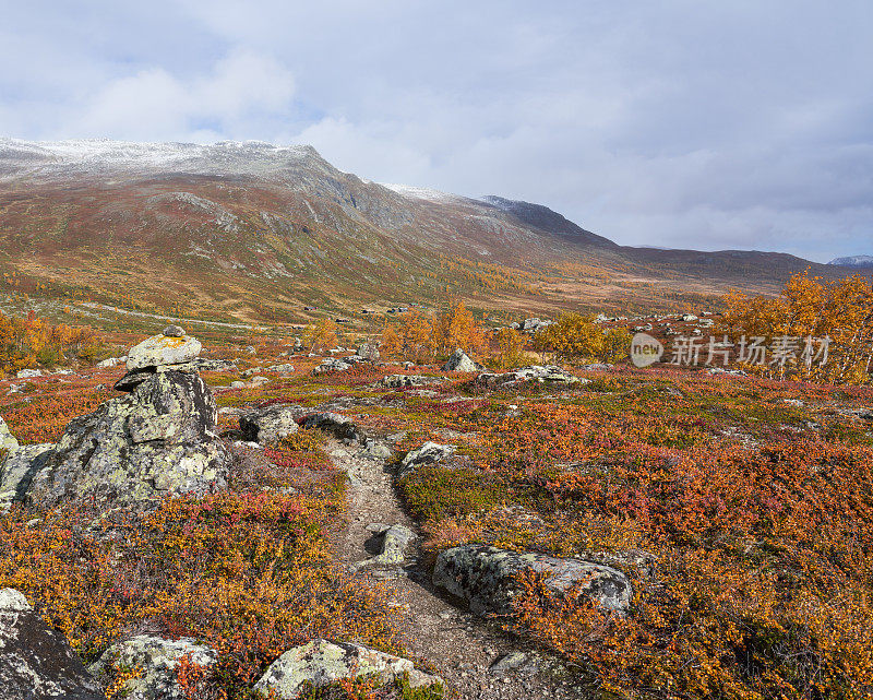 挪威Hemsedal Buskerud，秋天的山景与石堆和小径